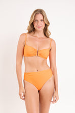 Load image into Gallery viewer, Model Front: Rio De Sol Top Top Bio-Laranjada Sara