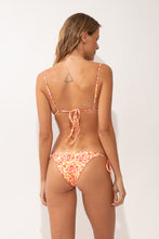 Load image into Gallery viewer, Model Back: Rio De Sol Set Set Ditsy-Butter Lia Lacinho