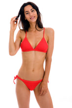 Load image into Gallery viewer, Model Front: Rio De Sol Set Set Cotele-Tomate Tri-Fixo Rio