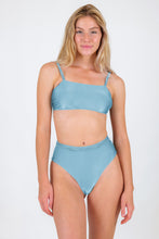 Load image into Gallery viewer, Model Front: Rio De Sol Set Set Mirante Bandeau-Reto Hotpants
